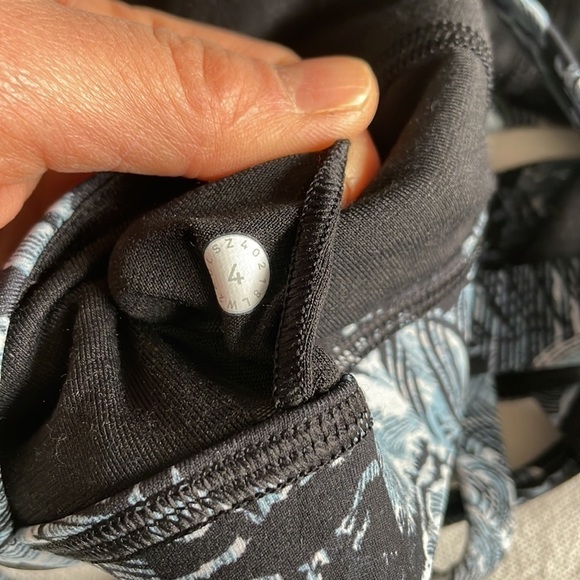 𝅺lululemon Stash N' Run Bra in Eternal Wave Size 4 - Picture 7 of 7